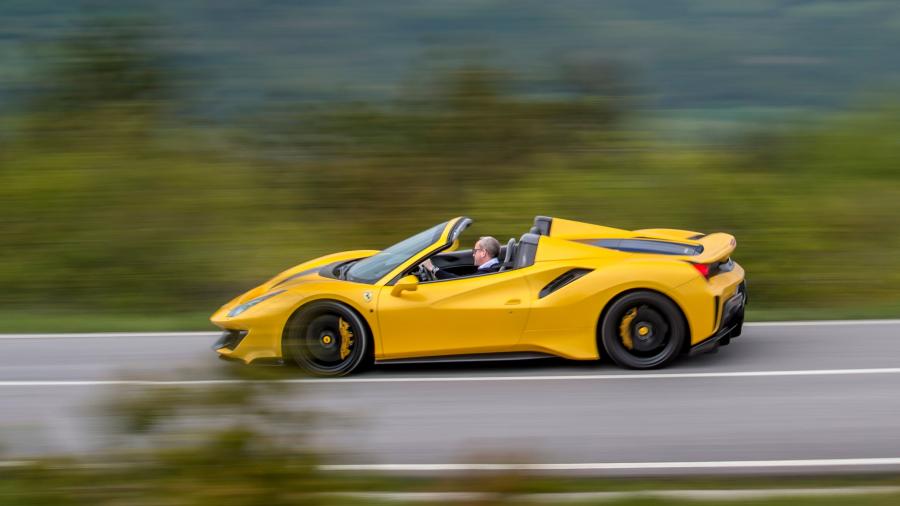  Ferrari 488 Pista Spider Giallo Modena 2018 года  (фото 8 из 14)